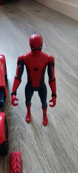 Spiderman y su vehículo 