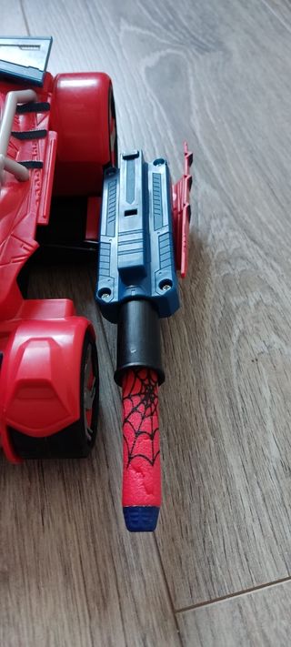 Spiderman y su vehículo 