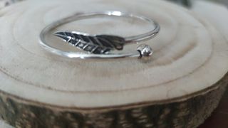 Pulsera de plata extensible de Bola y hoja