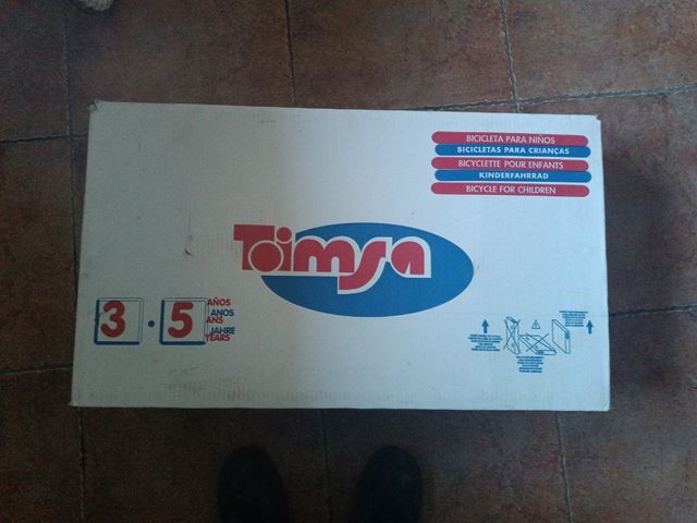 bicicleta de Frozen con patines y cestilla.