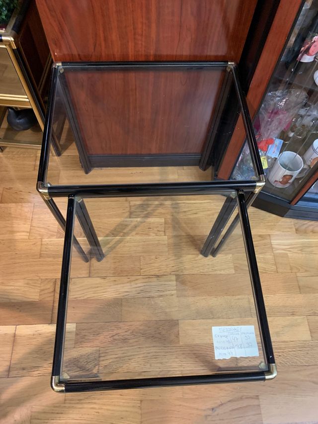 Duo de mesas de cristal y aluminio negro y dorado