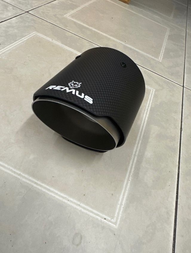 Cola de escape carbono Remus