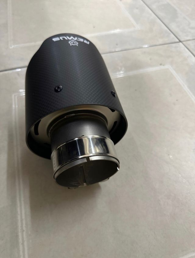 Cola de escape carbono Remus