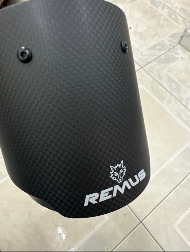 Cola de escape carbono Remus