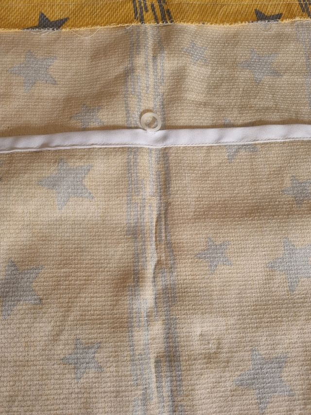 Conjunto cubre, estores y cojín.