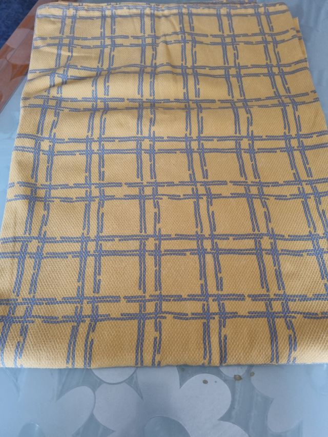 Conjunto cubre, estores y cojín.