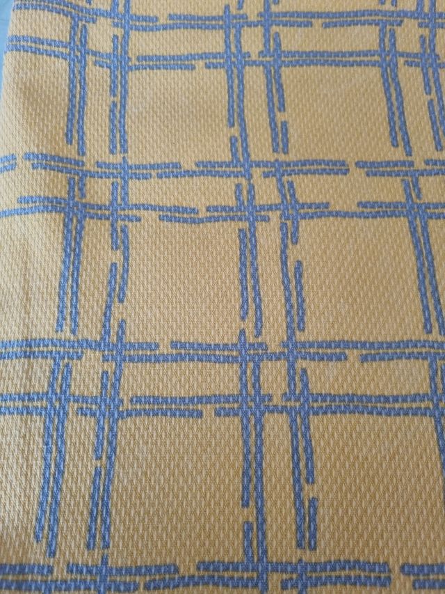 Conjunto cubre, estores y cojín.