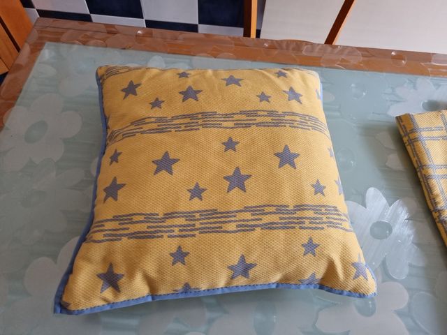 Conjunto cubre, estores y cojín.