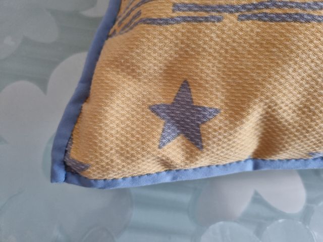 Conjunto cubre, estores y cojín.