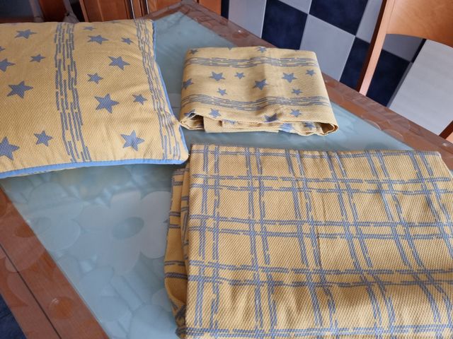 Conjunto cubre, estores y cojín.