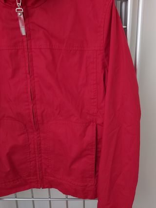 Cazadora T. 38 cortavientos impermeable de Zara 