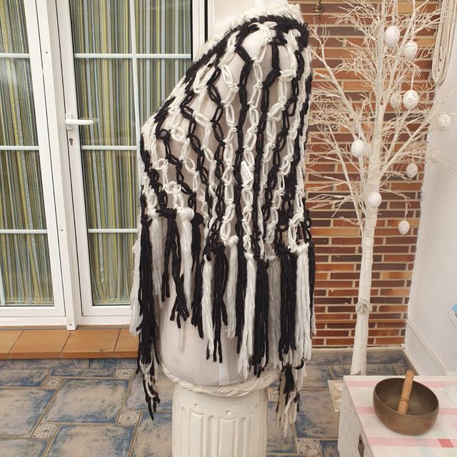 Poncho lana blanco-negro