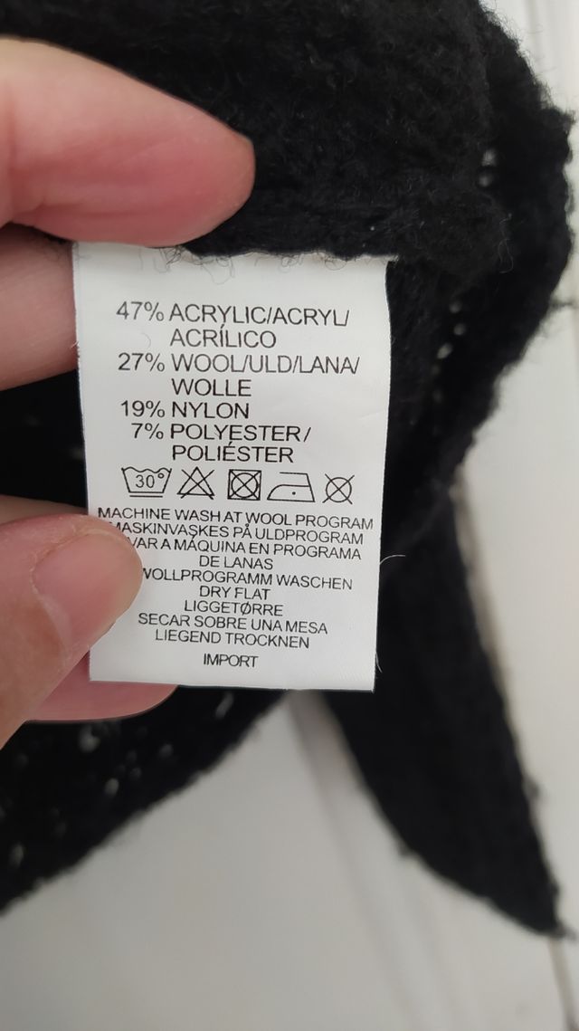 Suéter negro calado, de lana