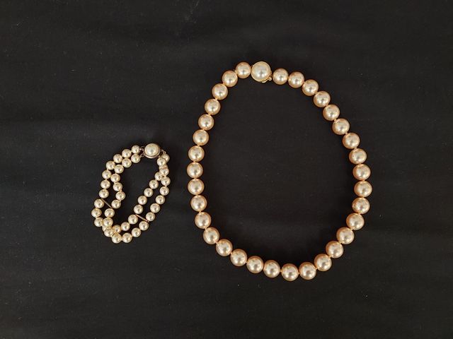 Gargantilla y pulsera de perlas