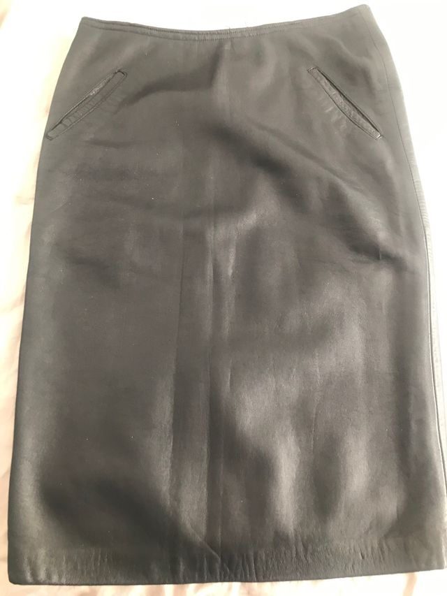 Falda piel negra