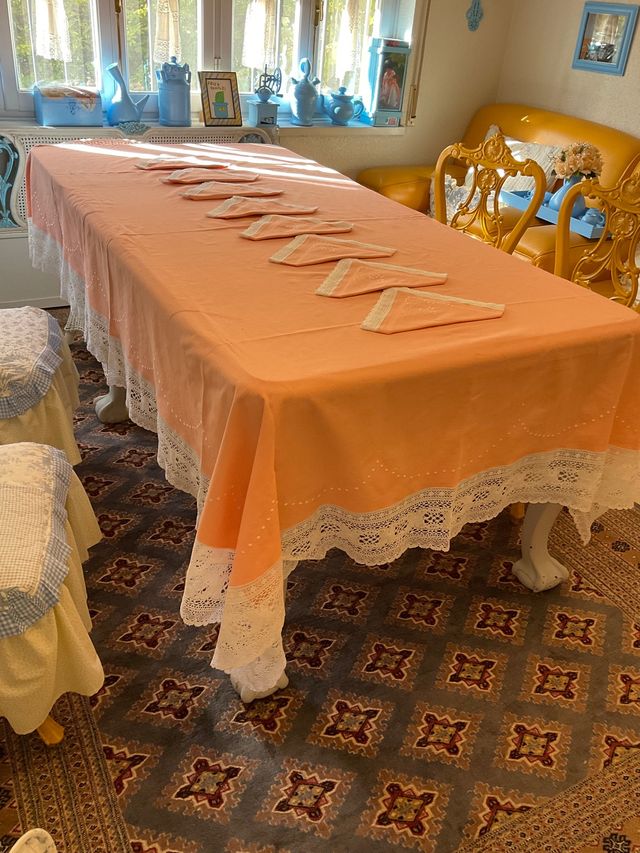 Mantelería 280/170 bordada a mano.