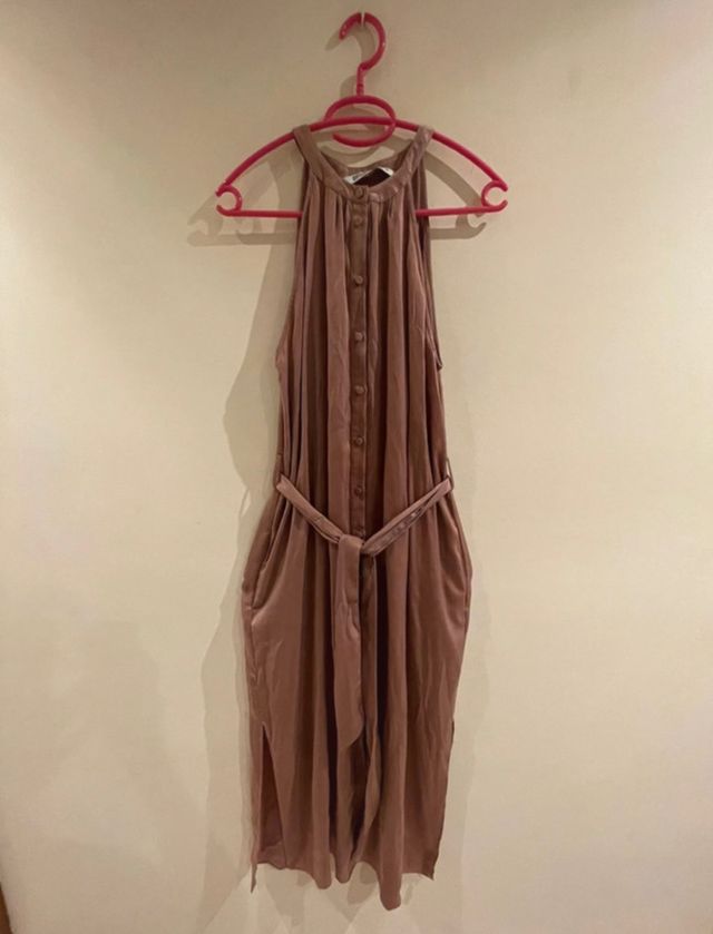 Vestido satinado rosa de Zara