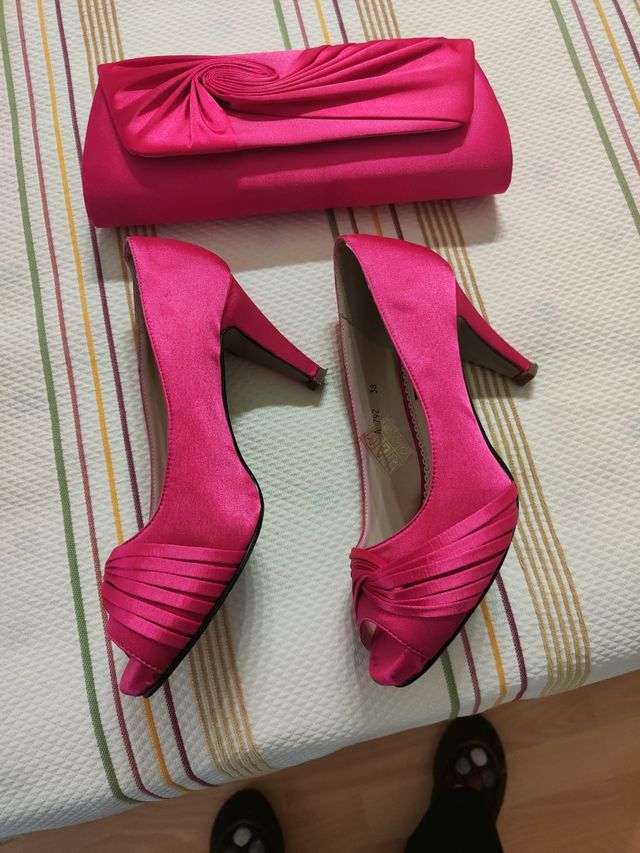 Zapatos y cartera, forrados de tela fucsia