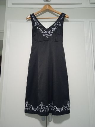 Vestido negro de raso,. bordado 