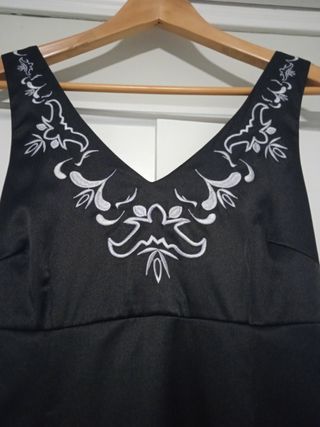 Vestido negro de raso,. bordado 