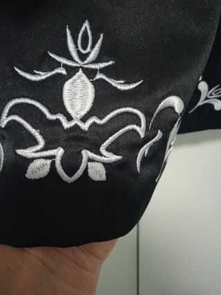 Vestido negro de raso,. bordado 