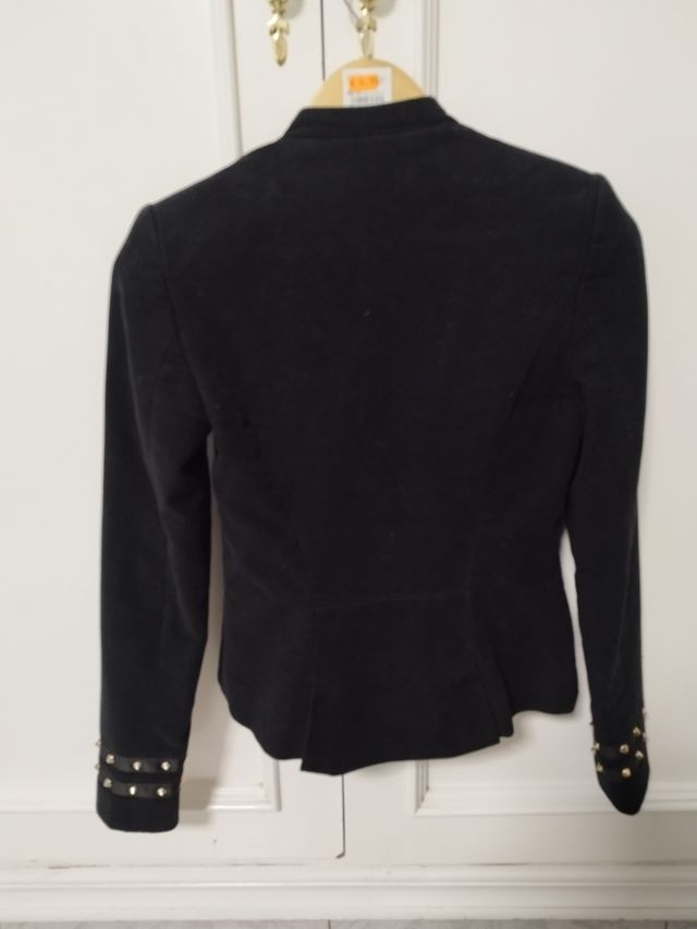 Chaqueta negra con tachuelas de zara