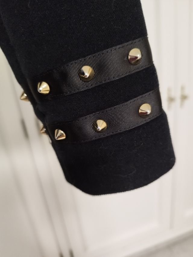 Chaqueta negra con tachuelas de zara