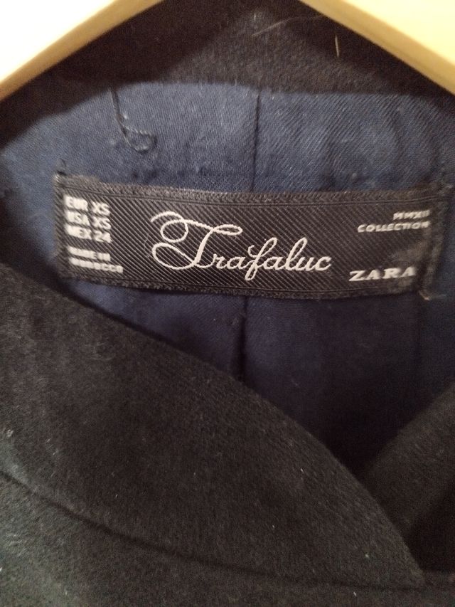 Chaqueta negra con tachuelas de zara