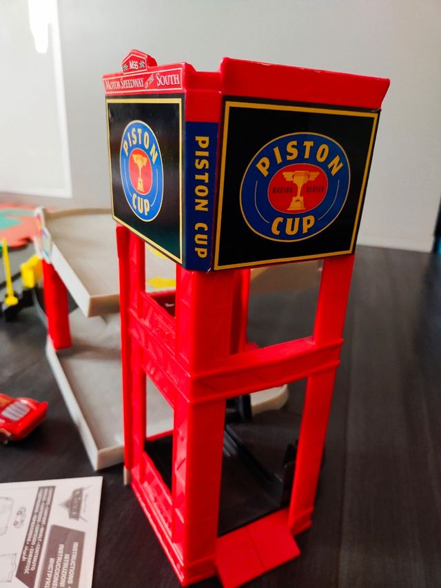 Pista Cars. Garaje Copa Pistón. Rayo McQueen. de segunda mano por 18