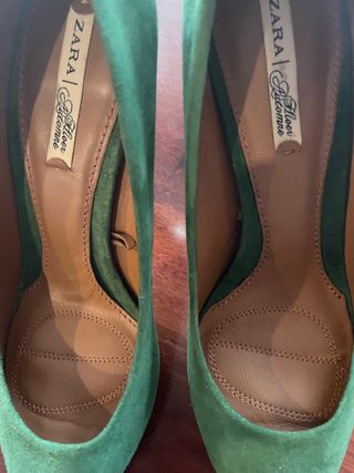 Zapatos tacón dorado y verde
