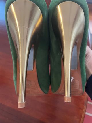 Zapatos tacón dorado y verde