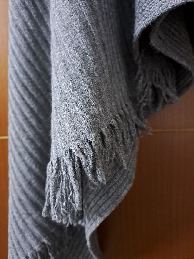 Poncho a costine color grigio