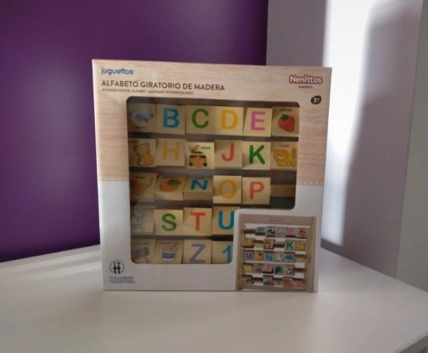 Alfabeto giratorio de madera