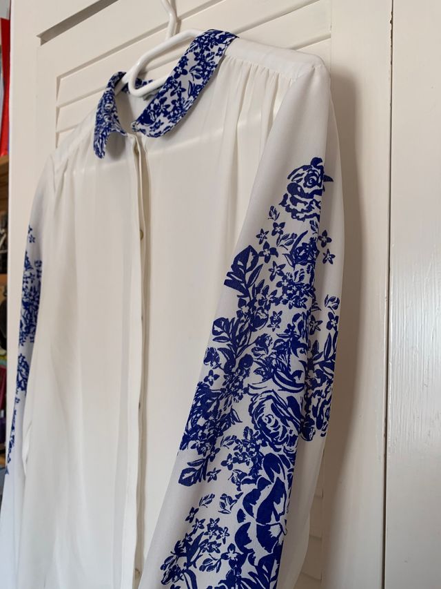 Camisa HM blanca y azul