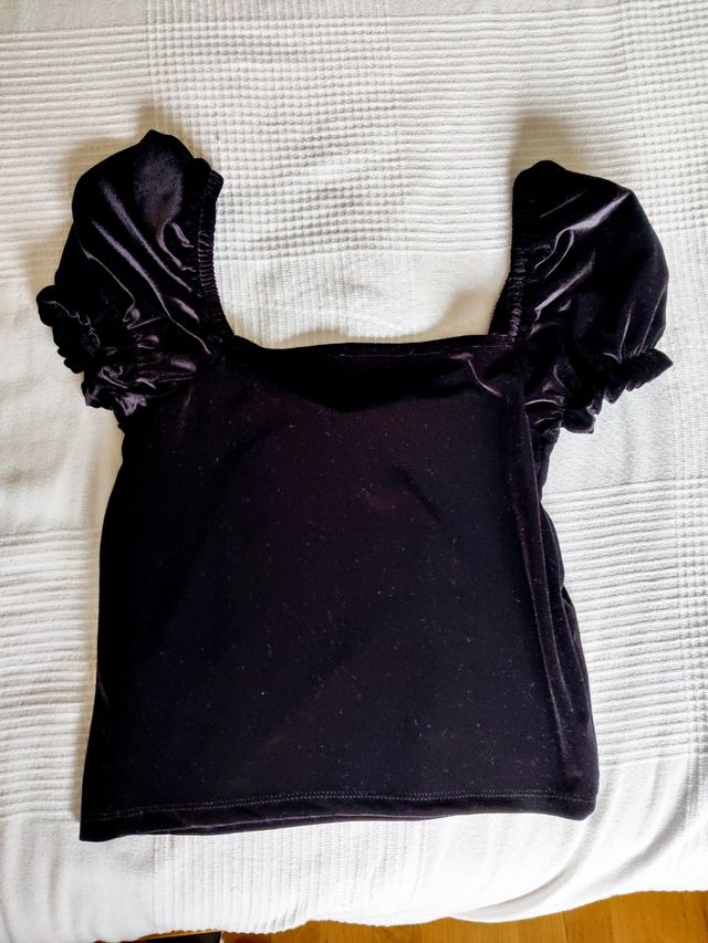 Camiseta crop negra de terciopelo de Bershka nueva