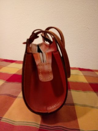 Bolso cuero auténtico.