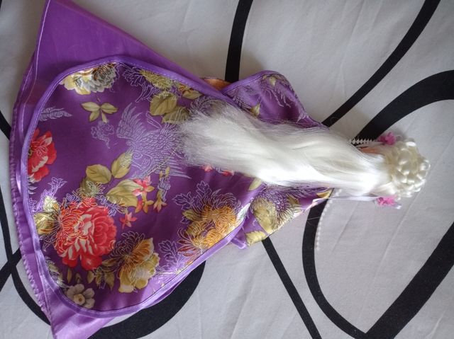 Muñeca asiática tamaño Barbie