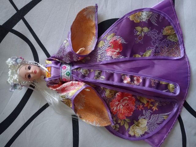 Muñeca asiática tamaño Barbie