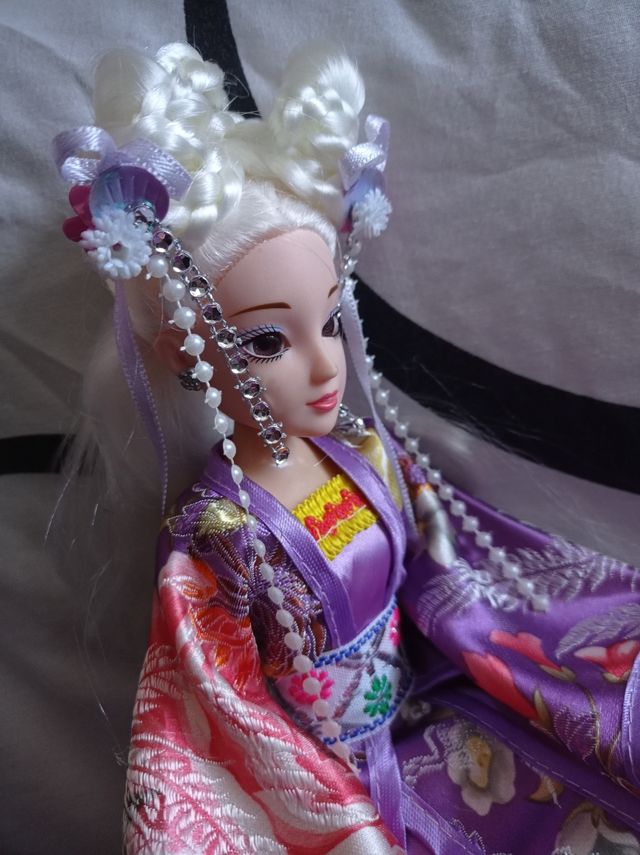 Muñeca asiática tamaño Barbie
