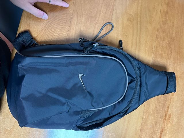 Crossbody nike essentials