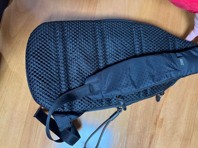 Crossbody nike essentials