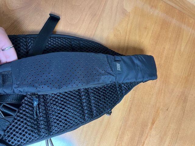 Crossbody nike essentials