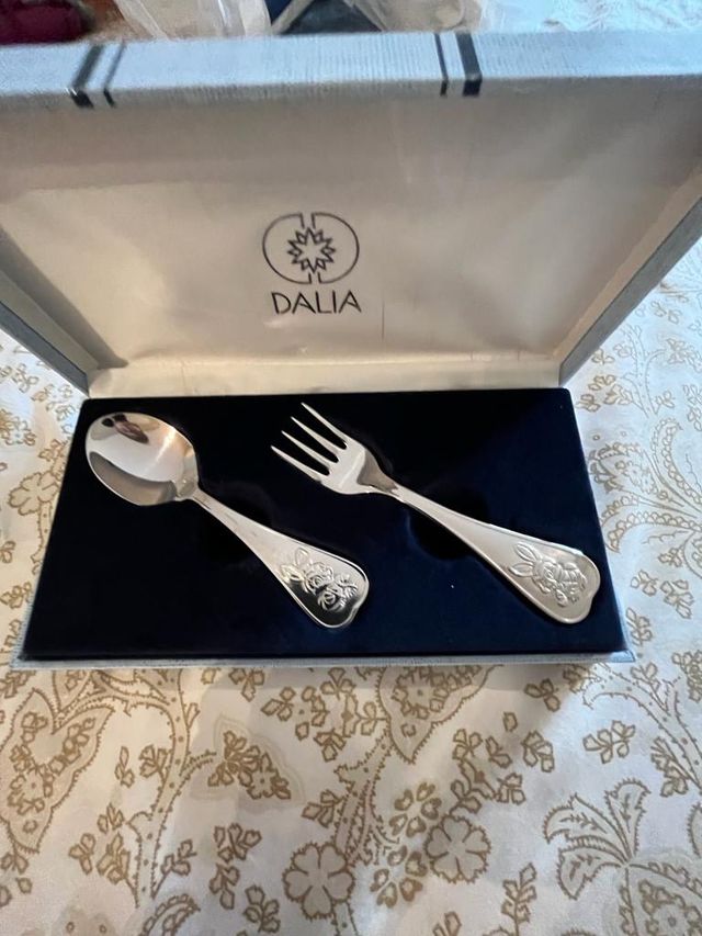 Set de dos cubiertos bebe marca Dalia