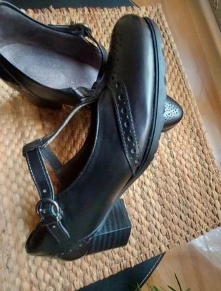 Zapato negro de piel