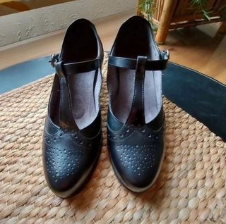 Zapato negro de piel