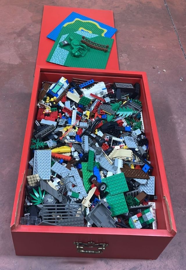 Gran caja de Legos. 12,5 Kg de piezas y muñecos