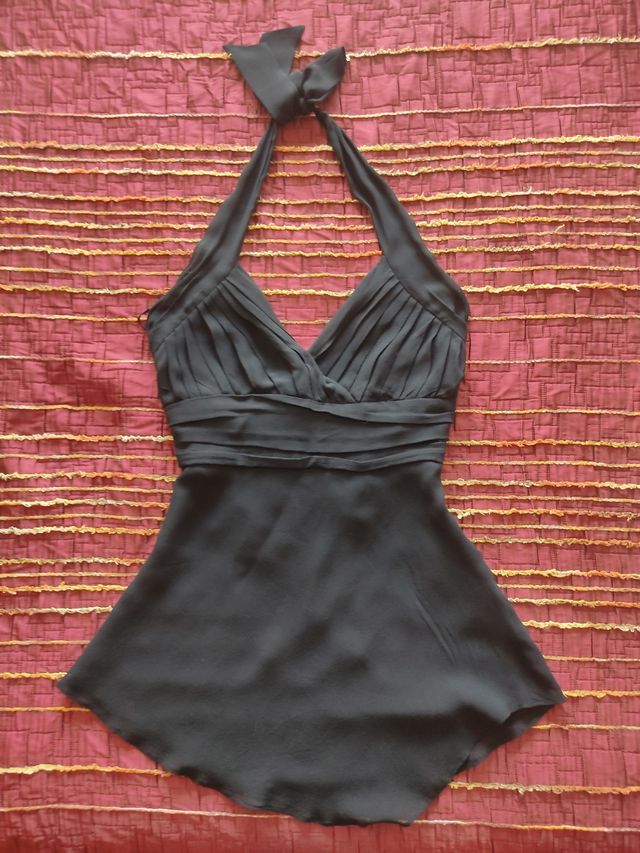 Camiseta negra, anudada al cuello "Amitiè"