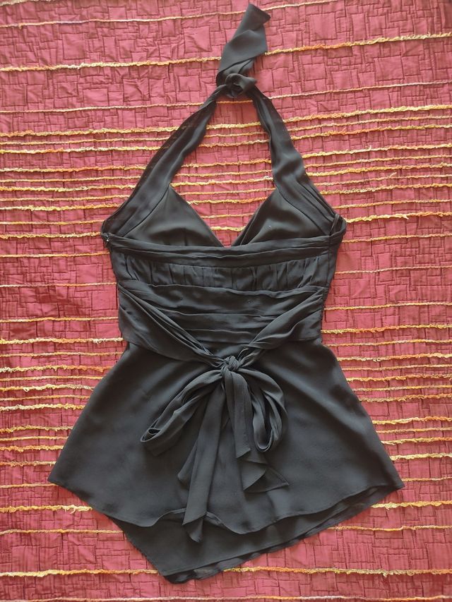 Camiseta negra, anudada al cuello "Amitiè"