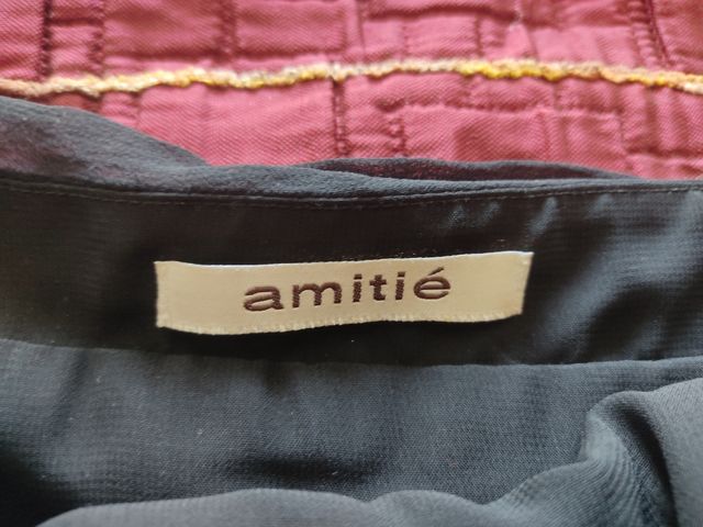 Camiseta negra, anudada al cuello "Amitiè"