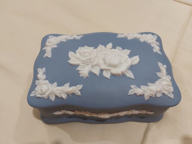 Caja cerámica japonesa con motivos florales